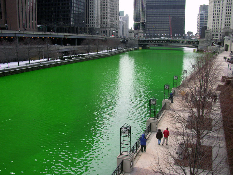 User:Knowledge Seeker (https://commons.wikimedia.org/wiki/File:Chicago_River_dyed_green,_focus_on_river.jpg), „Chicago River dyed green, focus on river“, als gemeinfrei gekennzeichnet, Details auf Wikimedia Commons: https://commons.wikimedia.org/wiki/Template:PD-user