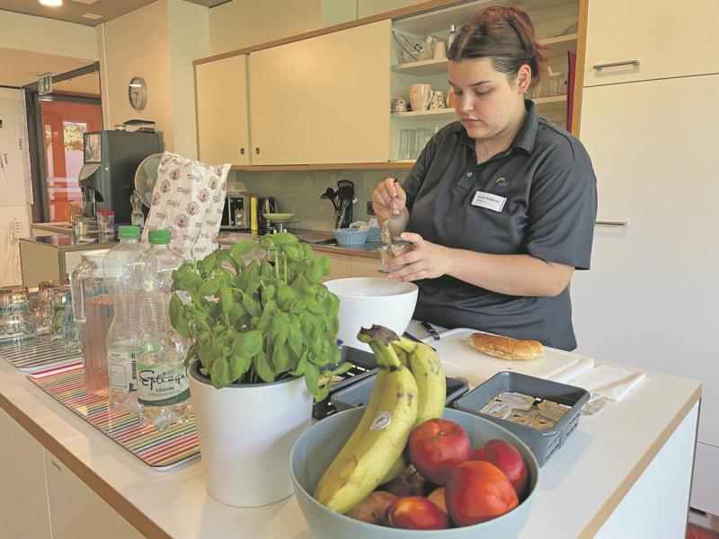 Lucy beim Frühstücksdienst im LAK Schaan. (Foto: Monika Schneider-Mendoza)