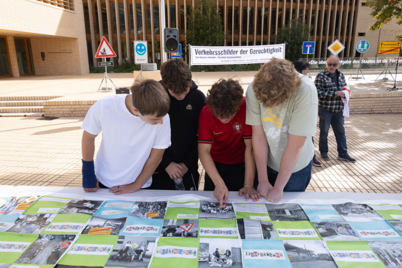 2_2024_verkehrsschilder_gerechtigkeit_20240925_0007