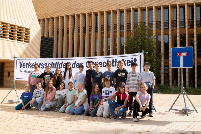1_2024_Verkehrsschilder_Gerechtigkeit-20-von-100_1