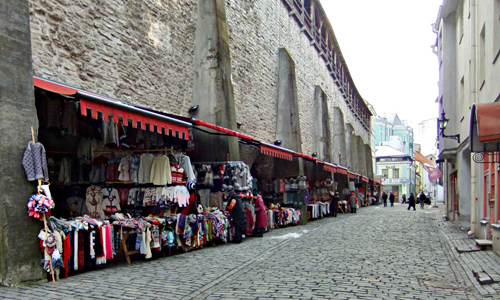 traditioneller-Wollmarkt-entlang-der-Stadtmauer