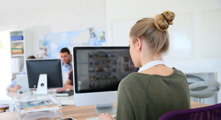 Junge Frau vor einem Apple Computer