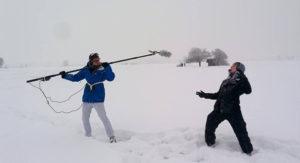 Jugendliche im Schnee mit Stabmikrofon
