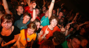 Jugendliche auf einem Konzert
