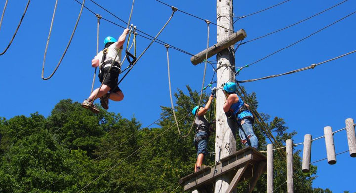 Jugendliche im Klettergarten