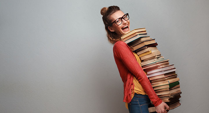 Mädchen mit bücherstabel in der Hand