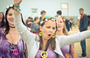 Mädchen sind auf dem Novarock in guter Laune.
