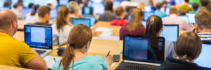Jugendliche in der Schulbank am Lernen