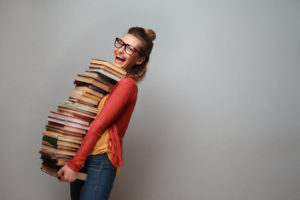 Mädchen mit Bücherstabel inder Hand