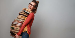 Mädchen mit Bücherstapel in der Hand