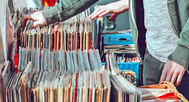 Platten werden beim Flohmarkt verkauft.