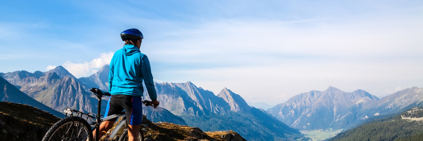 Leben A-Z_Sport_Mountainbiker mit tollem Ausblick